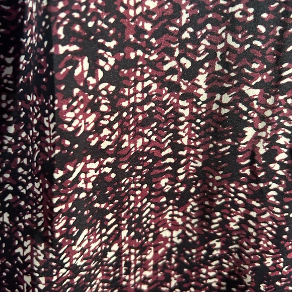 Ann Taylor Purple & Black Top with Vertical Ruching and Cap Sleeves Size 6 - Picture 4 of 4